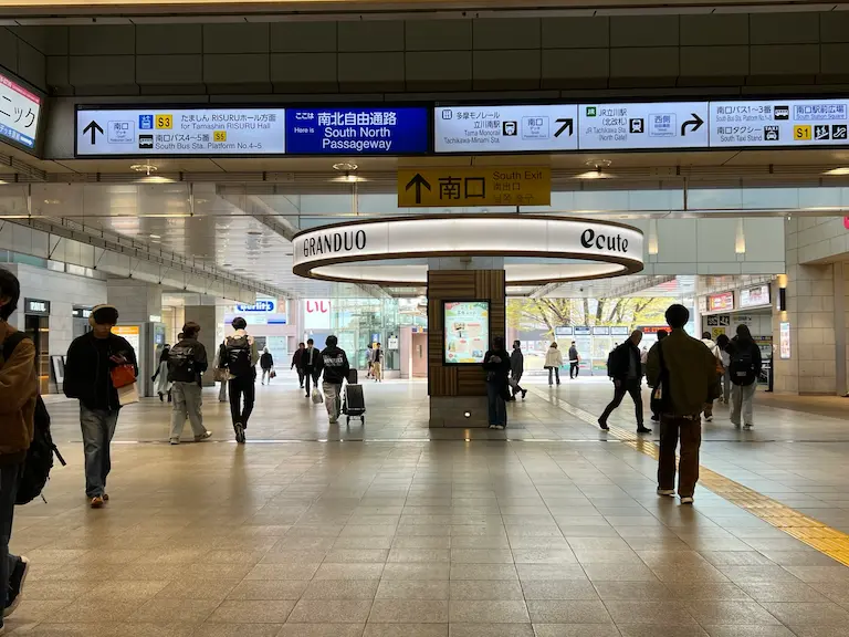 JR立川駅コンコース（南北通路）