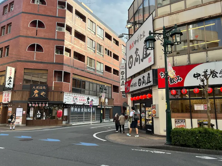 日高屋前の通り